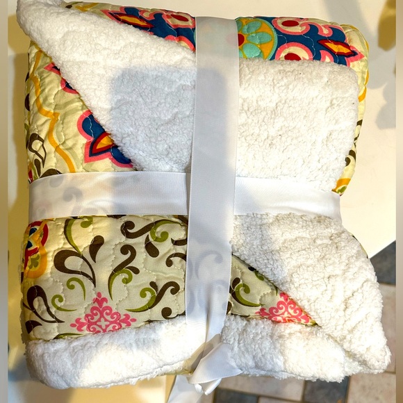 VERAH BELLA MUDRA QUILTED SHERPA 50” x60” THROW DEBRA VALENCIA MEDALLION DQST519 - Picture 5 of 5